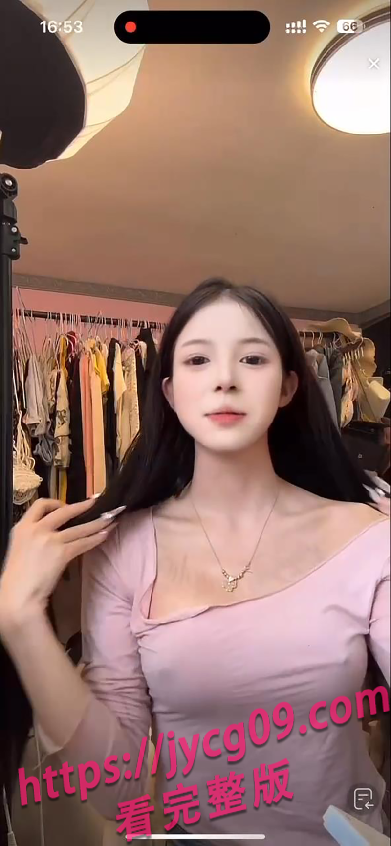 直播带货太撩人?抖音女主播因穿搭翻车冲上热榜!