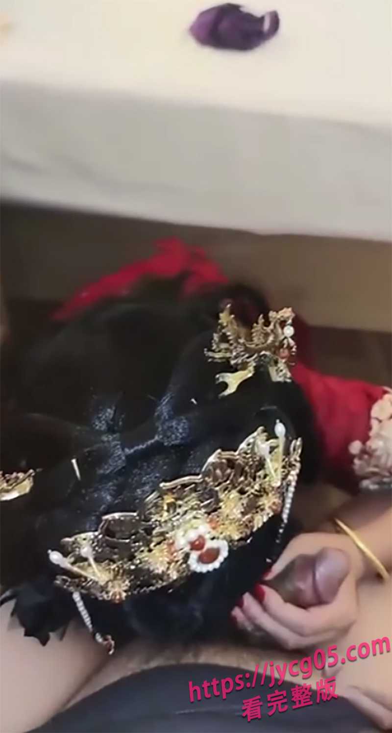 海角母子乱伦!新娘秀禾服太骚气!亲妈被操到到失禁!