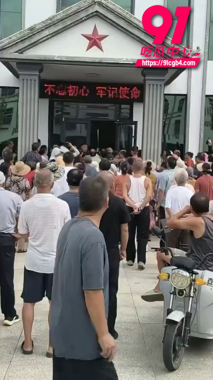 河南信阳余店村 裕丰粮业维权事件 大量村民聚集党群服务中心讨说法 厂区大门前花圈一字排开