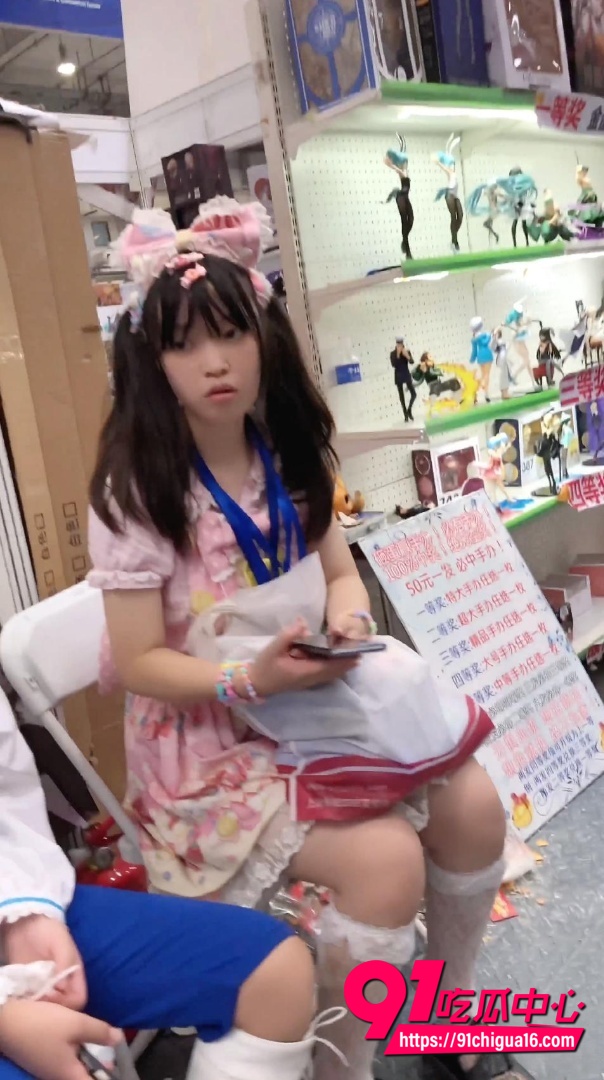 萝莉没穿内裤被大神偷拍2
