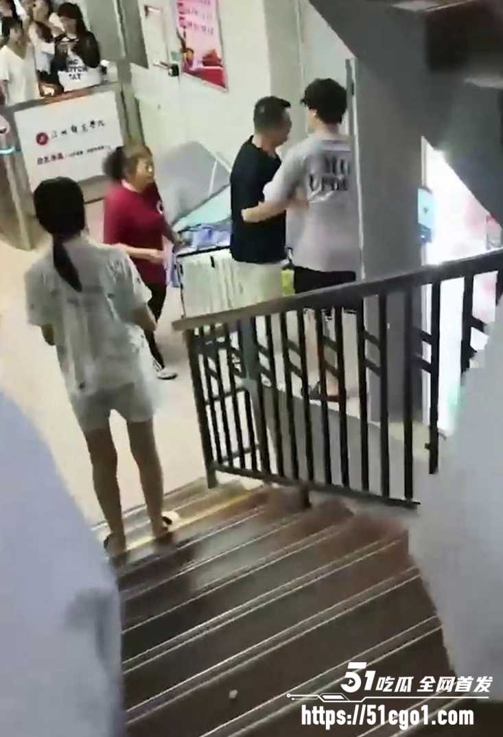 河北沧州师范学院女生脚踏两条船被当场抓包6拷贝 河北沧州师范学院女生脚踏两条船被当场抓包6拷贝