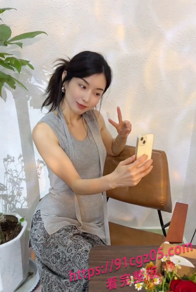 小慧穿连体渔网袜的不雅视频2.jpg 小慧穿连体渔网袜的不雅视频2.jpg