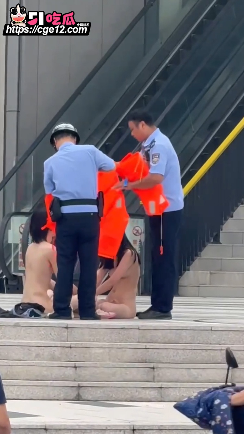 浙江宁波 一对男女在街头全裸炼心经 6 浙江宁波 一对男女在街头全裸炼心经 6