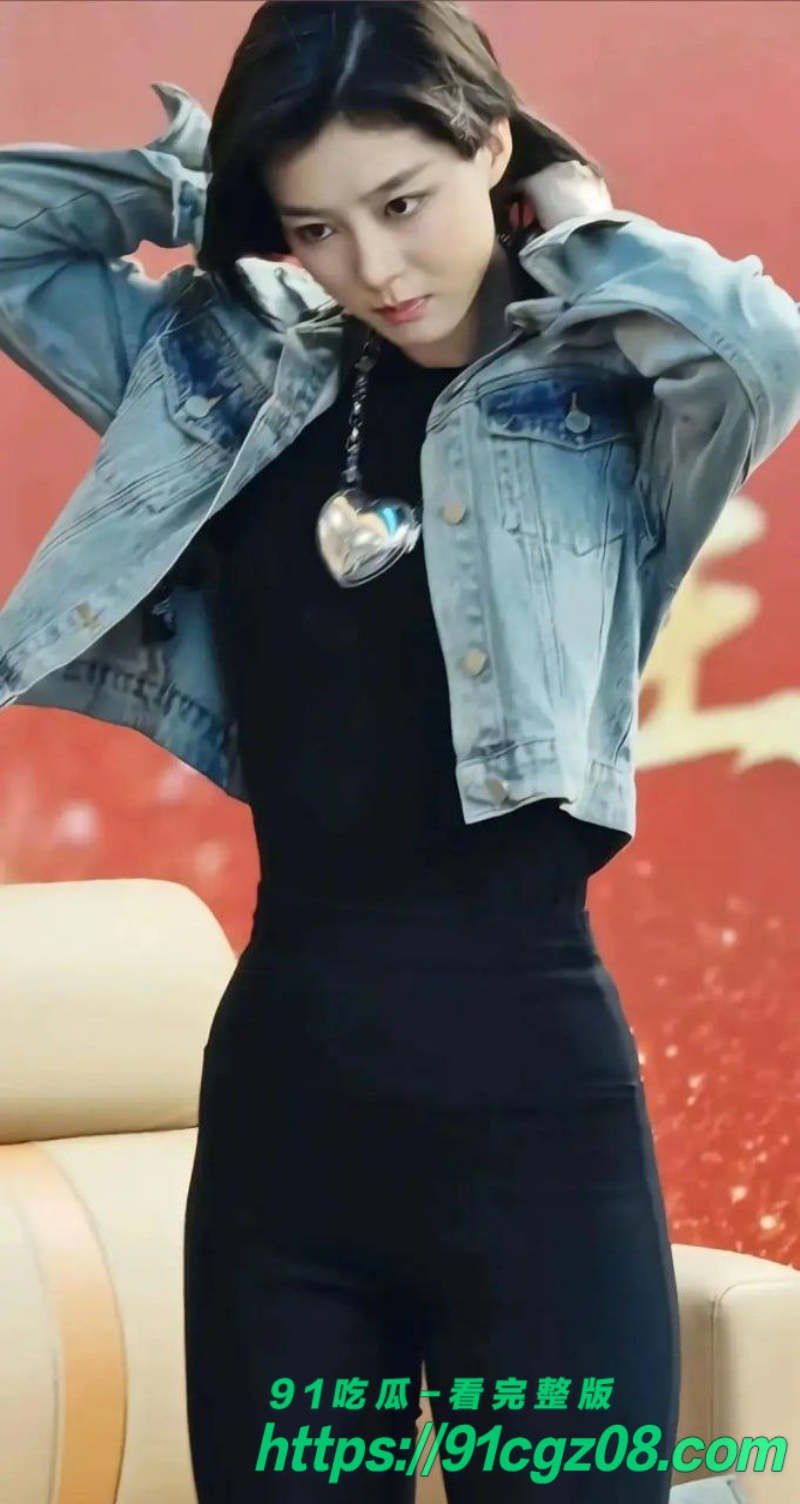 台球界美少女球员王思诺跟教练玩多人运动 在床上露脸口交 女神形象败露！