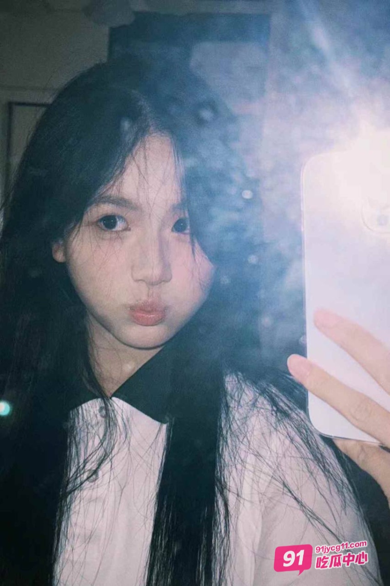 河北燕山大学陈珊珊酒店约炮！跪地口交侍奉简直淫荡极了！ 配图2