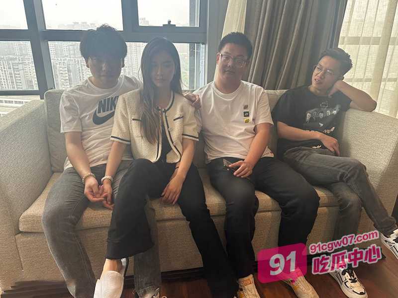 御姐气质网红模特 狗奴本性显露求操 大鸡巴前后夹击强势4p调教 母狗简直爽翻了~ 配图