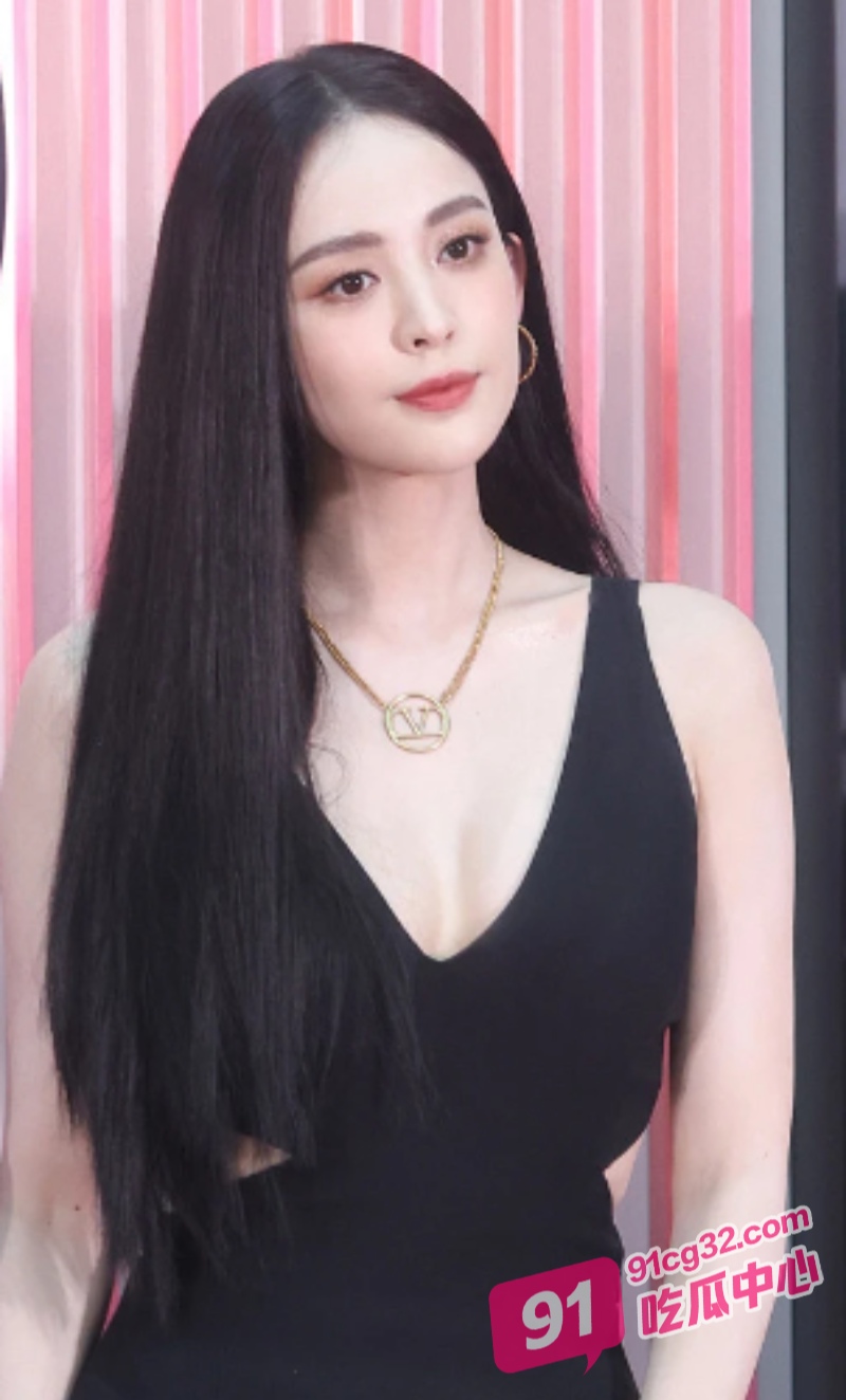 古力娜扎爆改短发女老板 全身涂油瑜伽垫激情做爱! 配图3