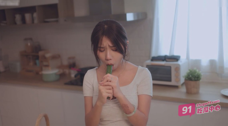 爆乳淫娃周宁～寂寞俏人妻禁断之爱 老公在一旁给单男吃鸡 难得一见夫前目犯中文好片！ 配图2