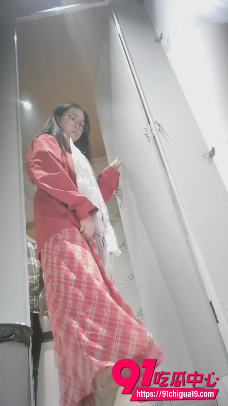 高校女厕后侧偷拍泄密 美女翘臀嫩穴全暴露 看得鸡巴硬爆！
