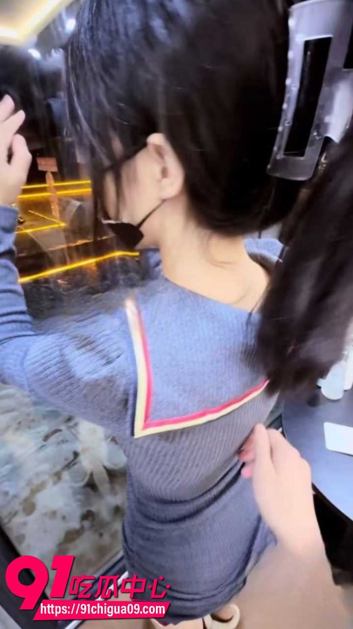 意淫自己妹妹穿短裙翘臀被摸奶子后入猛操1